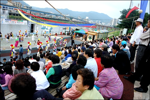 6월 2일(토) 저녁 5시부터 늦은 밤까지 순천 동천 야외 공연장에서 놀이패 두엄자리 창립 20주년을 기념하는 ‘푸진 굿 푸진 삶 푸진 자리’ 공연이 약 300여명의 시민과 회원 가족들이 참석한 가운데 뜻깊게 치러졌다. 